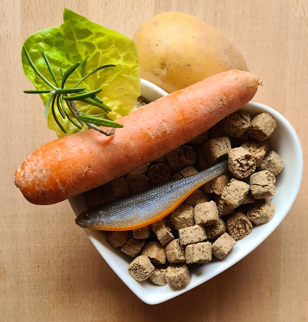 Seelachswürfel mit Gemüse/Obst - Wuffis-Love-Food